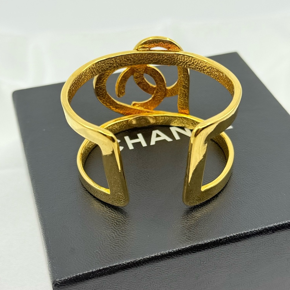 CHANEL Vintage Gold CC Heart Cuff Statement Bracelet - Picture 7 of 12
